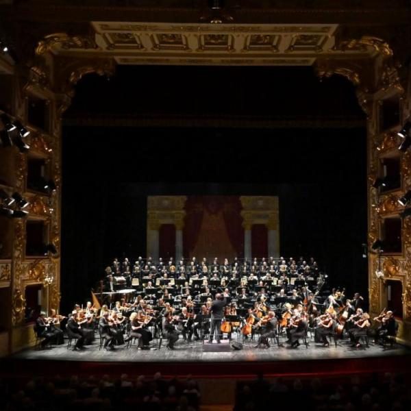 Daniele Gatti - Orchestra e Coro Maggio Musicale Fiorentino (foto Roberto Ricci - Teatro Regio di Parma)
