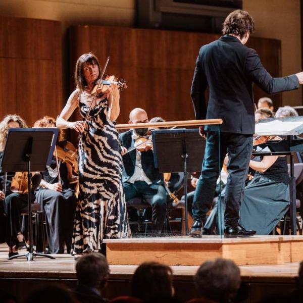Viktorija Mullova - Kristjan Järvi - Filarmonica Arturo Toscanini (foto Luca Pezzani)