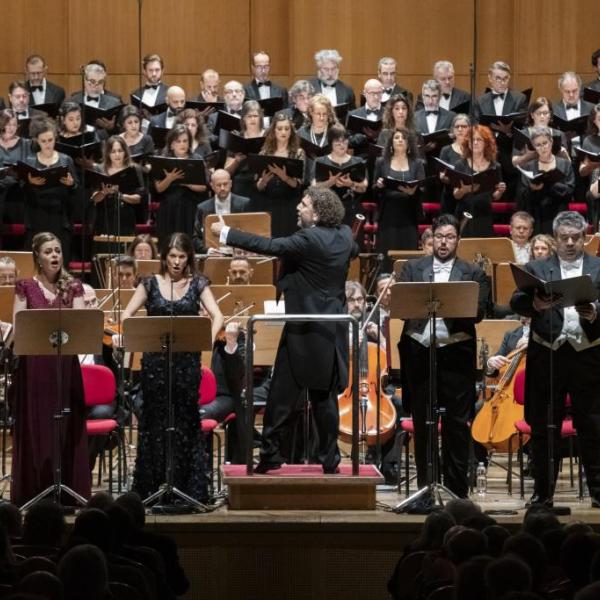 Fisch e l'Orchestra del Comunale di Bologna (Foto Andrea Ranzi Studio Casaluci)