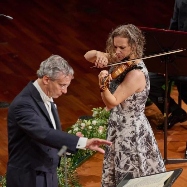Hilary Hahn e Fabio Luisi con l'Osn Rai (Foto PiùLuce)