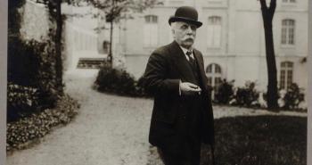 Gabriel Fauré nel giardino del Conservatorio di Parigi, 1918 (Gallica - Bibliothèque nationale de France)