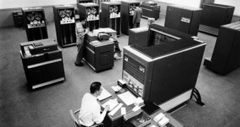 L’IBM 704, utilizzato per "Music I", il primo software dei "Music N", realizzato ai laboratori Bell nel 1957.