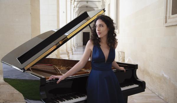Beatrice Rana (foto di Simon Fowler) Bolzano Festival Bozen