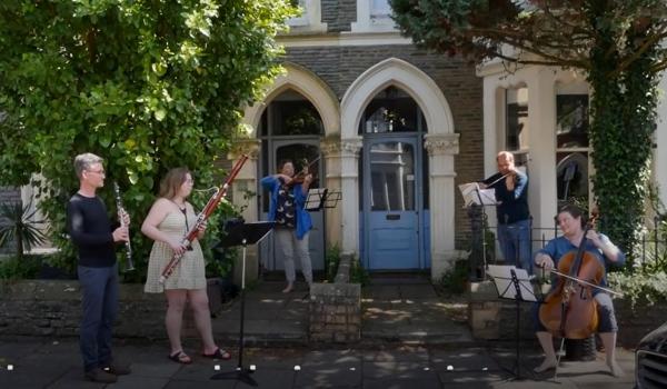 Concerto a Londra, mantenendo la distanza sociale