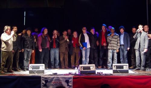 Foto di gruppo finale con tutto il cast della serata Foto di gruppo finale con tutto il cast della serata