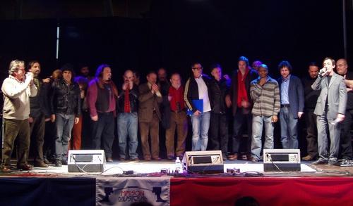 Foto di gruppo finale con tutto il cast della serata