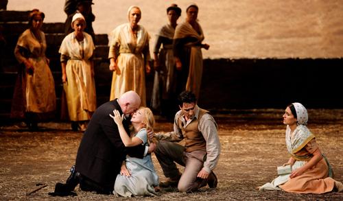 Alain Vernhes (Ramon), Inva Mula (Mireille), Charles Castronovo (Vincent) et Anne-Catherine Gillet (Vincenette). Foto Opéra national de Paris / A. Poupeney