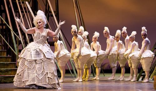 Mireille Delunsch (La Folie) e i danzatori. Foto Opéra national de Paris/ Christian Leiber