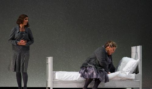 Varduhi Abrahamyan (Lydia Cukovskaja) Janina Baechle (Akhmatova): foto Elisa Haberer / Opéra National de Paris