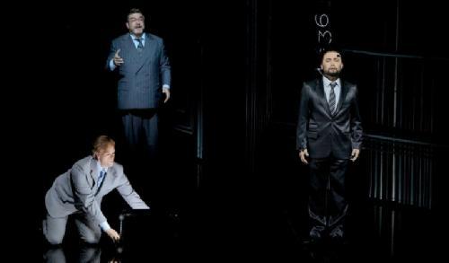 foto Enrico Nawrath: (da sinistra a destra) Benjamin Bruns (il Timoniere), Franz-Josef Selig (Daland) e Samuel Youn (l'Olandese)