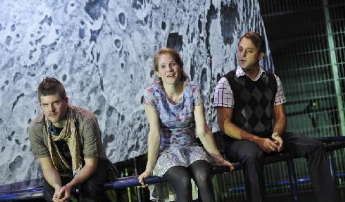 Nella foto di Christian Kleiner (da sinistra): Benedikt Kauff (Jasper), Sophie Sauter (Muriel) e Benedikt Nawrath (Frederik)