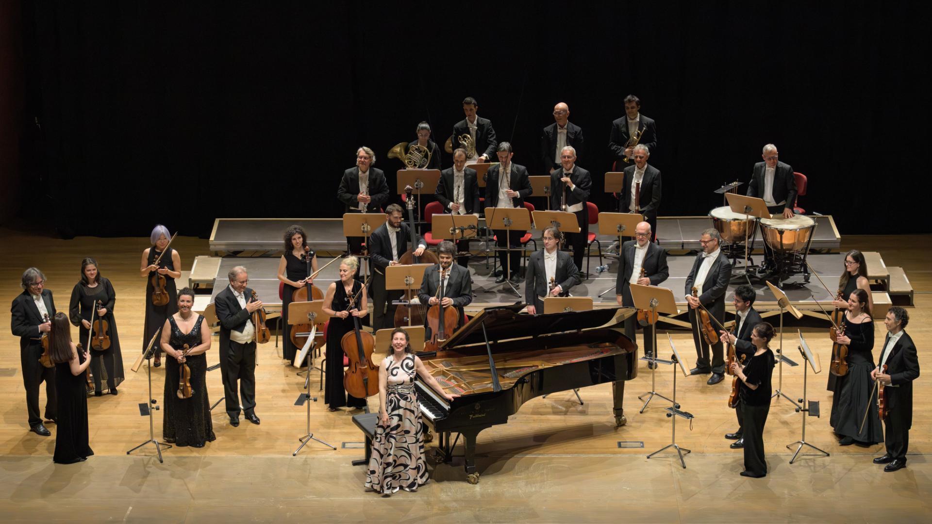 Angela Hewitt e i Cameristi della Scala (Foto Dino Russo) Angela Hewitt e i Cameristi della Scala (Foto Dino Russo)
