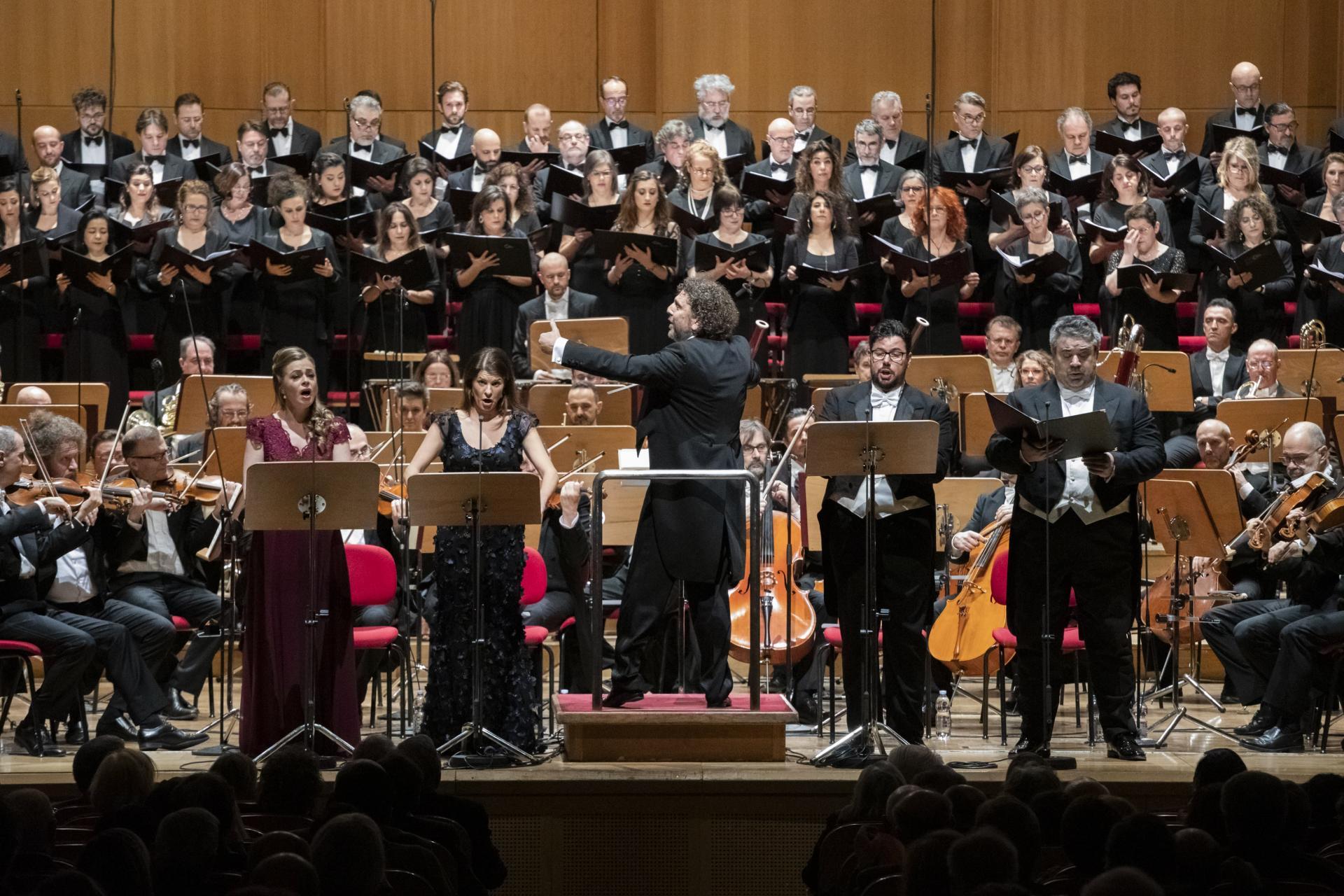 Fisch e l'Orchestra del Comunale di Bologna (Foto Andrea Ranzi Studio Casaluci)