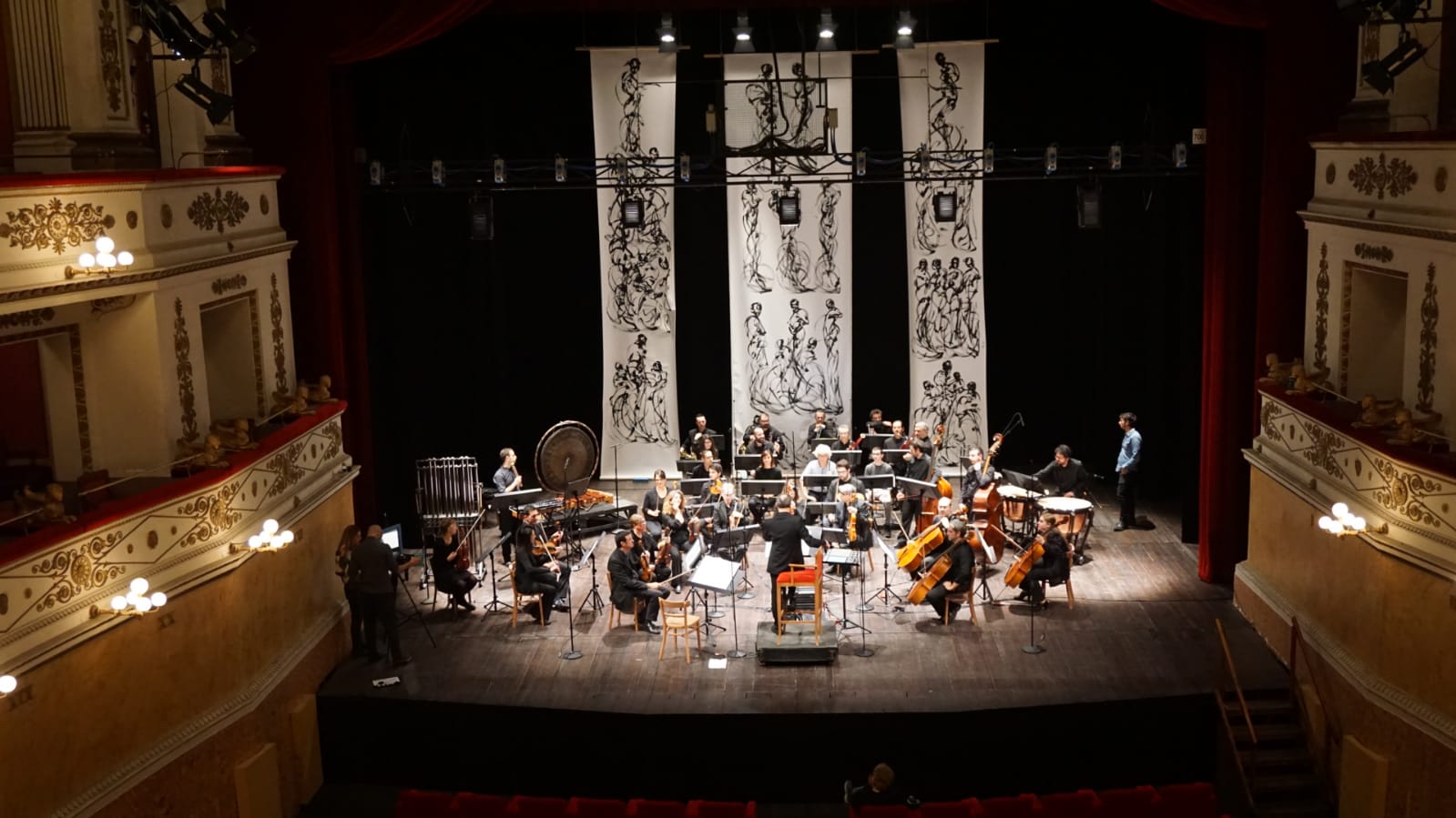 Orchestra Artphonus diretta da Ivan Gambini (foto Teatro della Fortuna di Fano, pannelli dipinti durante la registrazione da Giuliano del Sorbo)