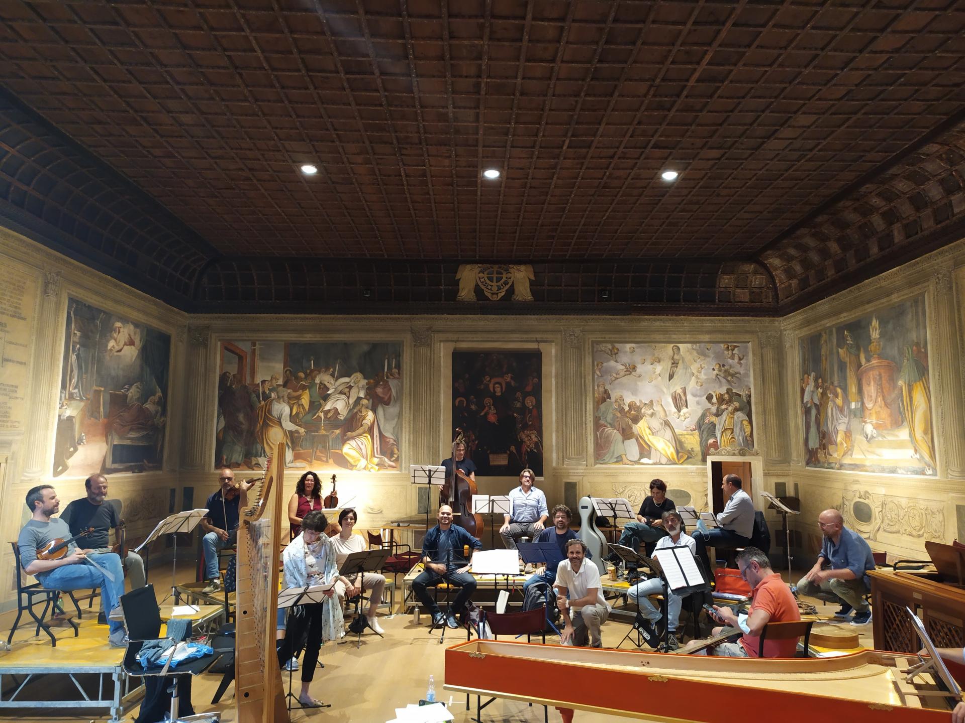 Concerto Italiano in pausa durante la registrazione del VII libro nella Scuola della Carità di Padova (foto di Rinaldo Alessandrini)