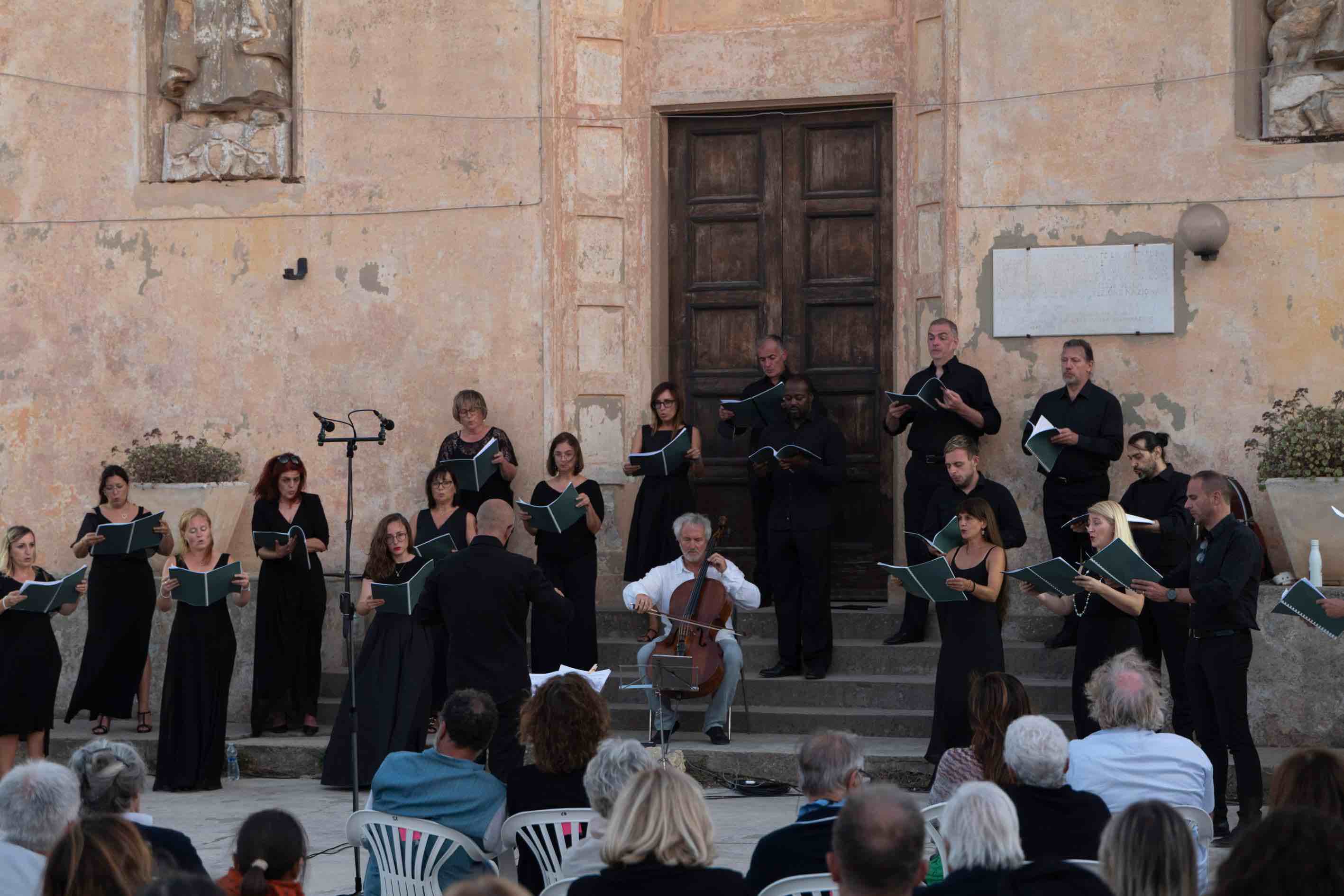 Mario Brunello e Coro Friuli-Venezia Giulia, Pianosa – 2021 (foto Andrea Messana)