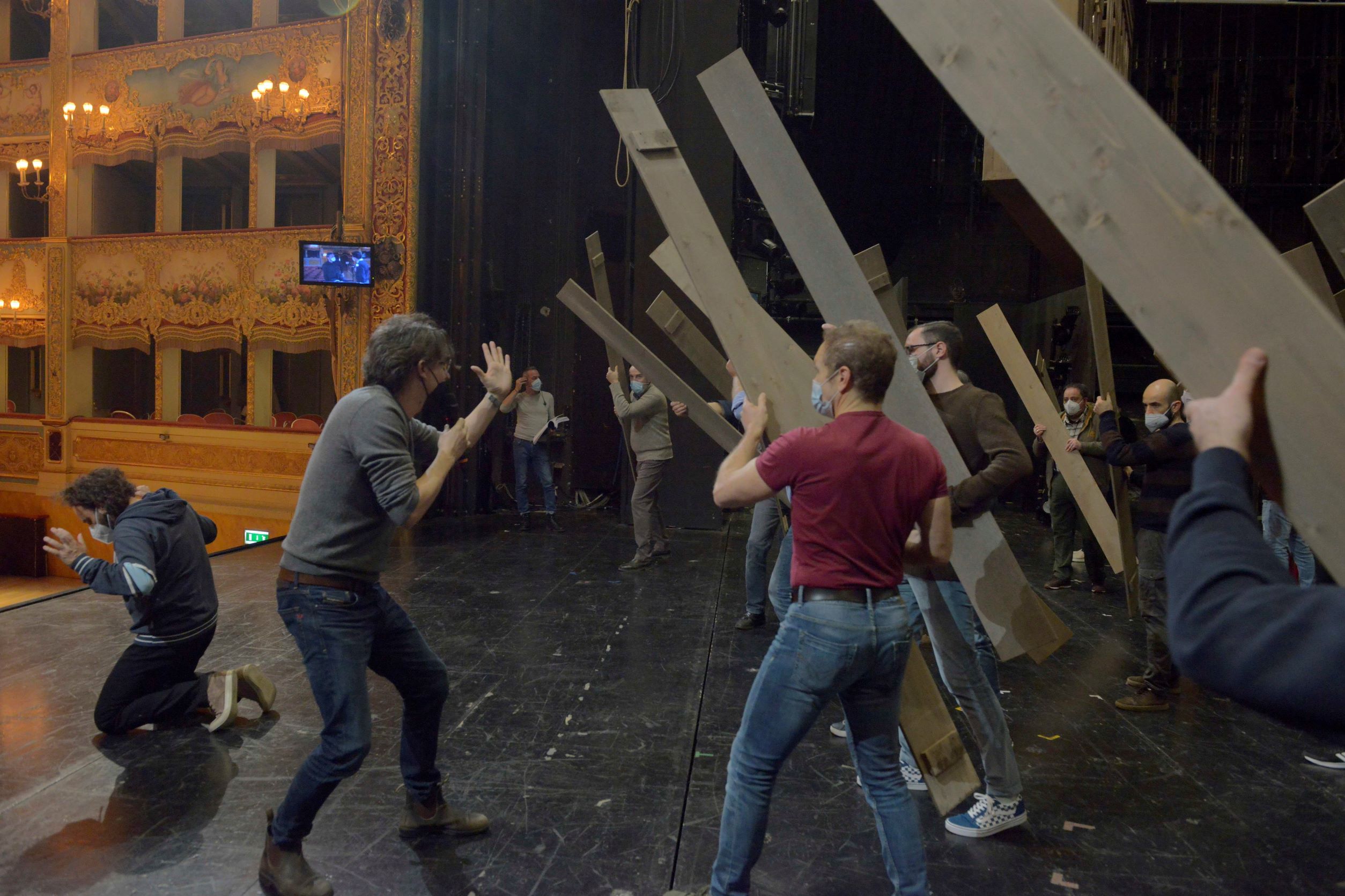 "Le baruffe" (Damiano Michieletto durante le prove - foto di Michele Crosera)