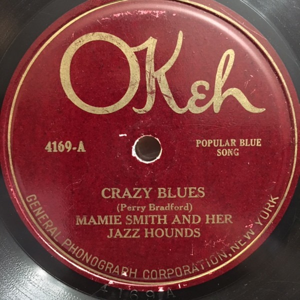 Mamie Smith “and her Jazz Hounds” sulla copertina dello spartito di "Crazy Blues"