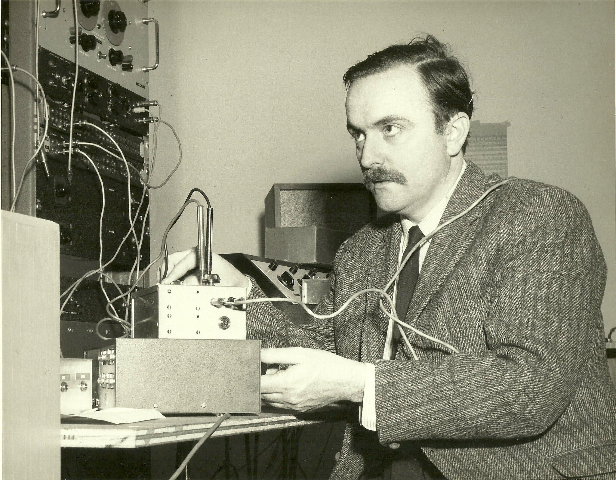 Alvin Lucier 