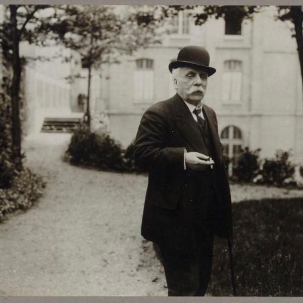 Gabriel Fauré nel giardino del Conservatorio di Parigi, 1918 (Gallica - Bibliothèque nationale de France)