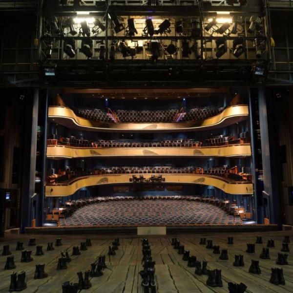 Il palcoscenico dell'Oper Frankfurt (foto di Barbara Aumueller)