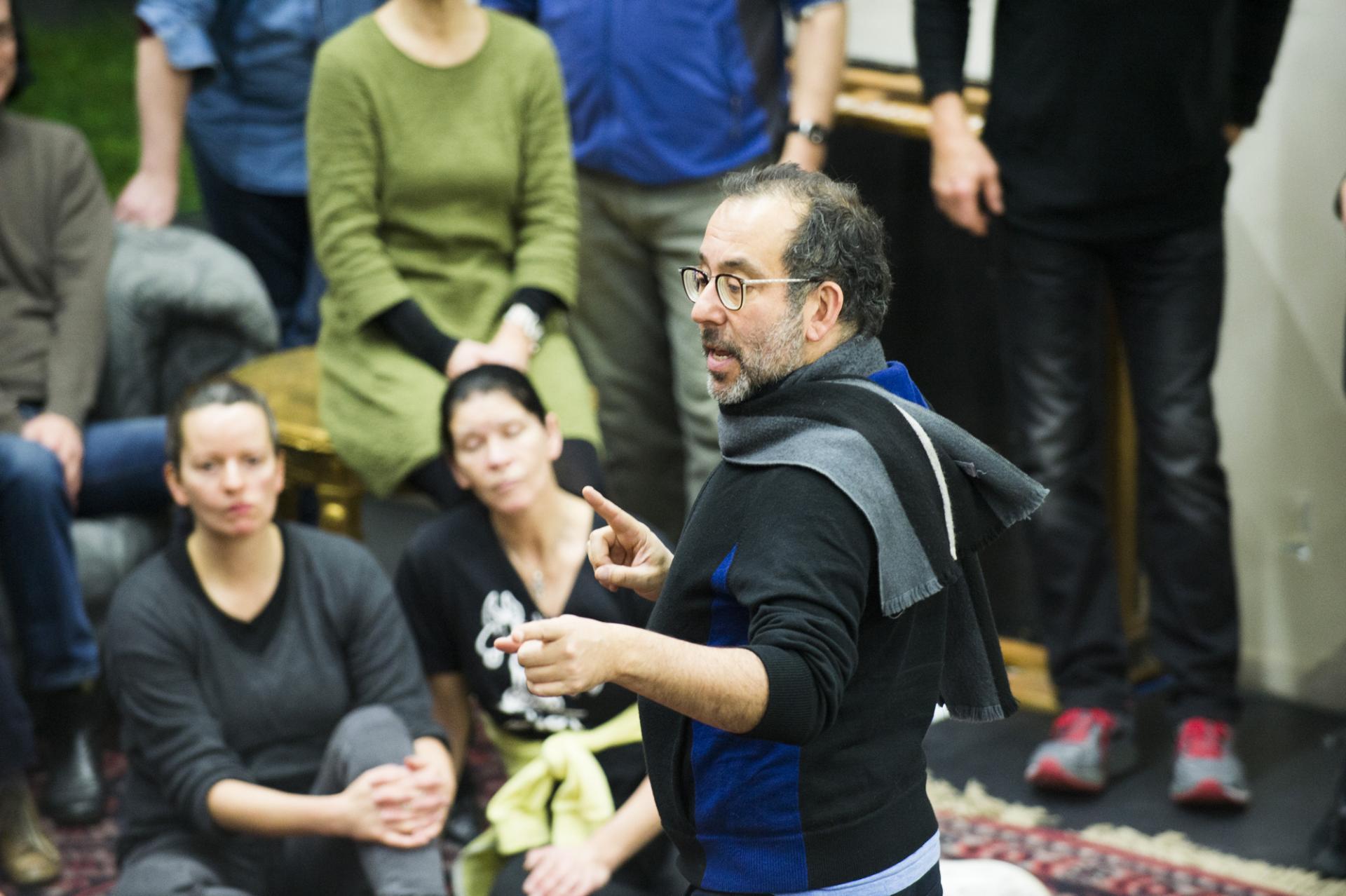 Barrie Kosky durante le prove dell’Evgenij Onegin (foto di Ian Windszus)