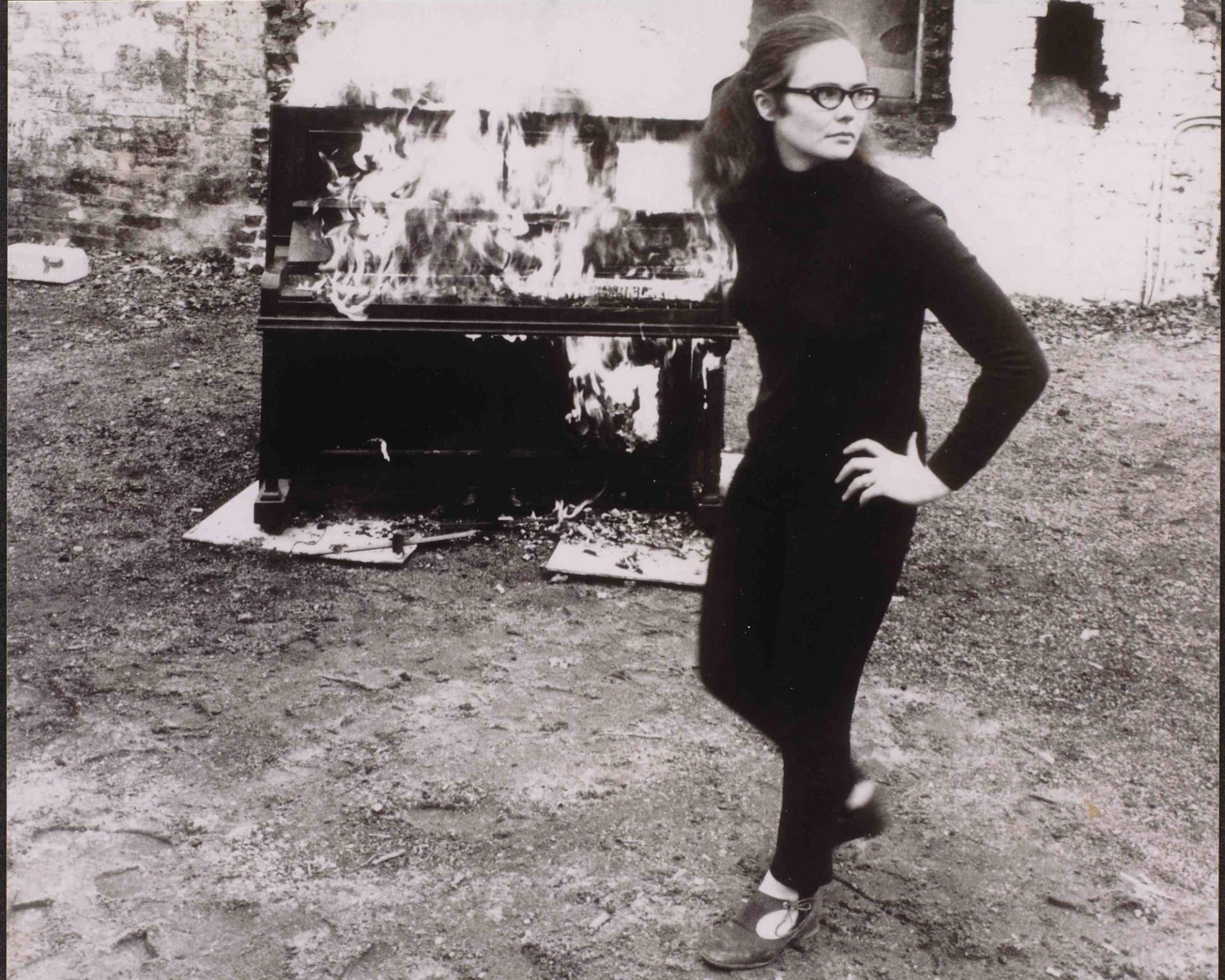 Annea Lockwood Piano Burning, London 1968 (foto Geoff Adams)