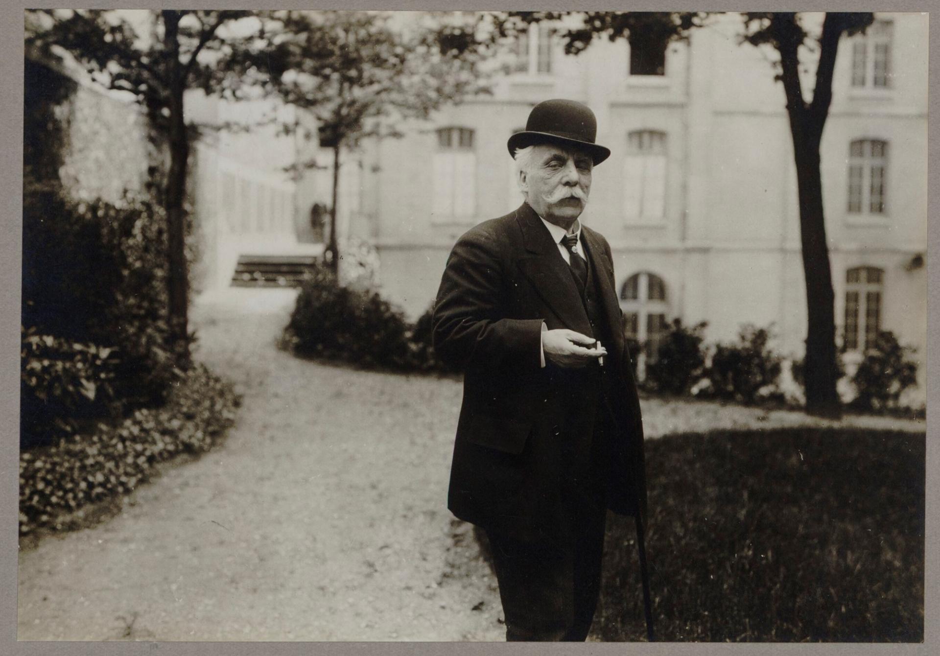 Gabriel Fauré nel giardino del Conservatorio di Parigi, 1918 (Gallica - Bibliothèque nationale de France)