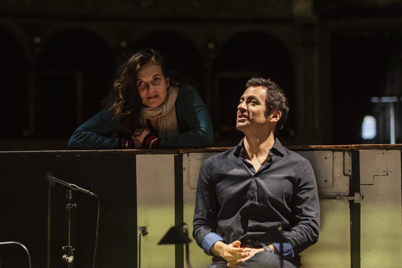 Alejo Perez con Emma Dante durante le prove de L’angelo di fuoco all’Opera di Roma nel 2019 (foto di Yasuko-Kageyama) 