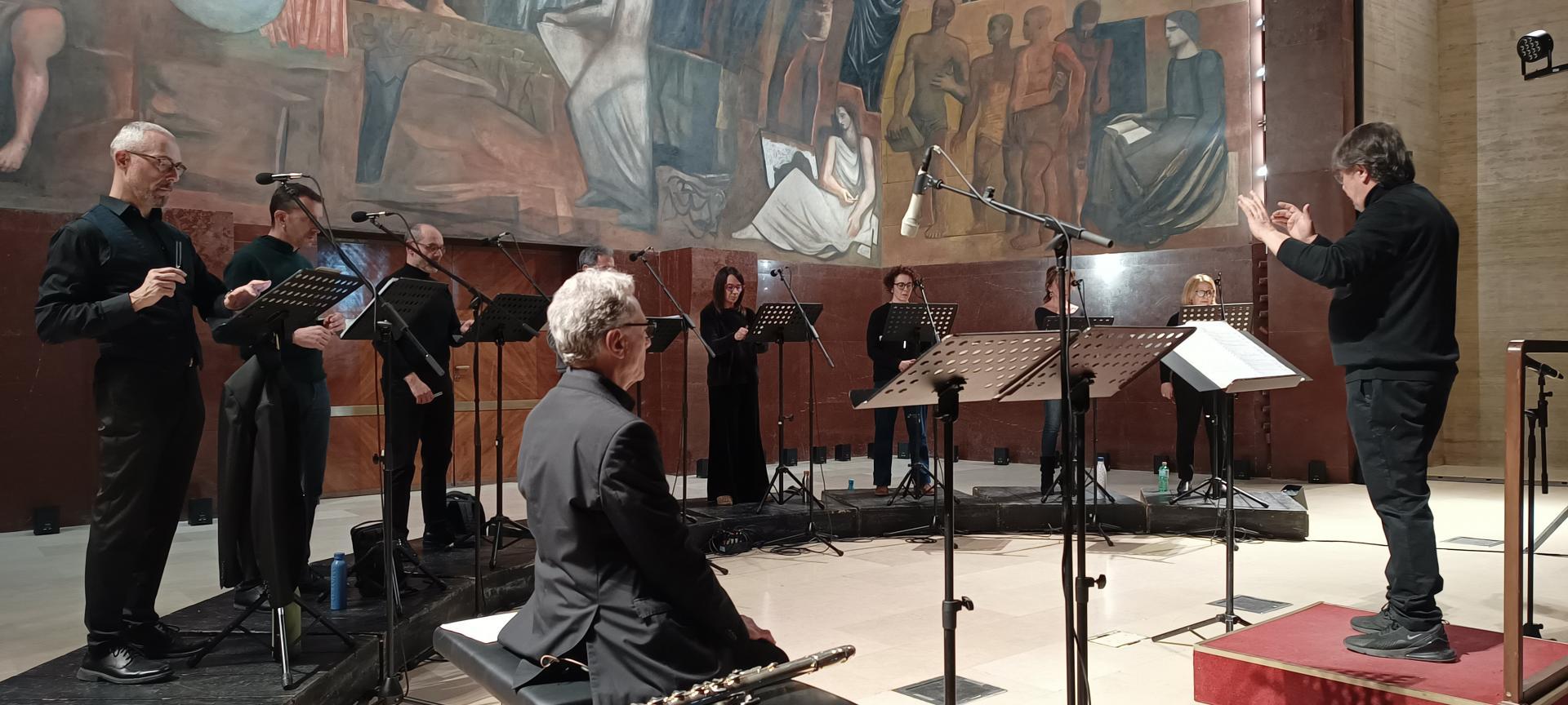 Gianni Trovalusci e il Ready-Made Ensemble diretti da Gianluca Ruggeri durante la prova (foto di Paolo Scarnecchia)