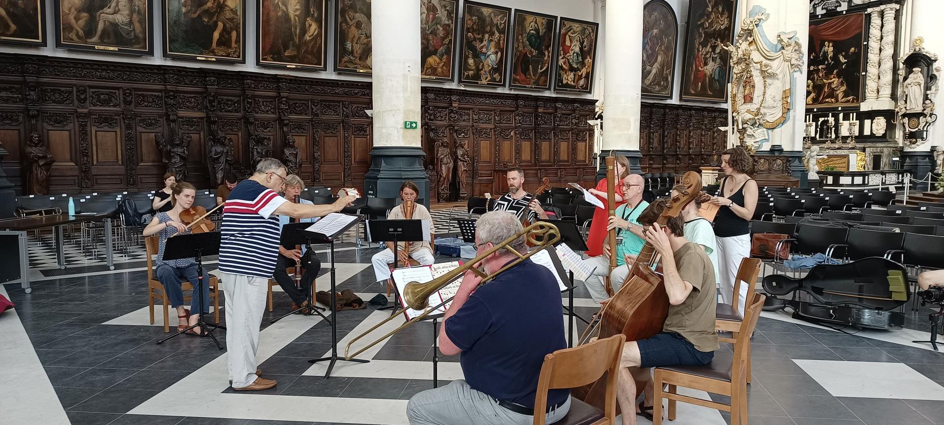 Paul Van Nevel e Huelgas Ensemble durante la prova nella Chiesa di San Paolo di Anversa (foto di Paolo Scarnecchia) 