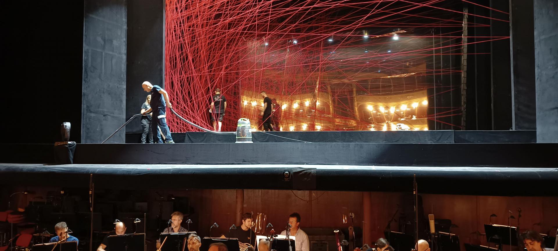 Una pausa con pulizia del palco durante la prova del Giulio Cesare (foto di P. Scarnecchia)