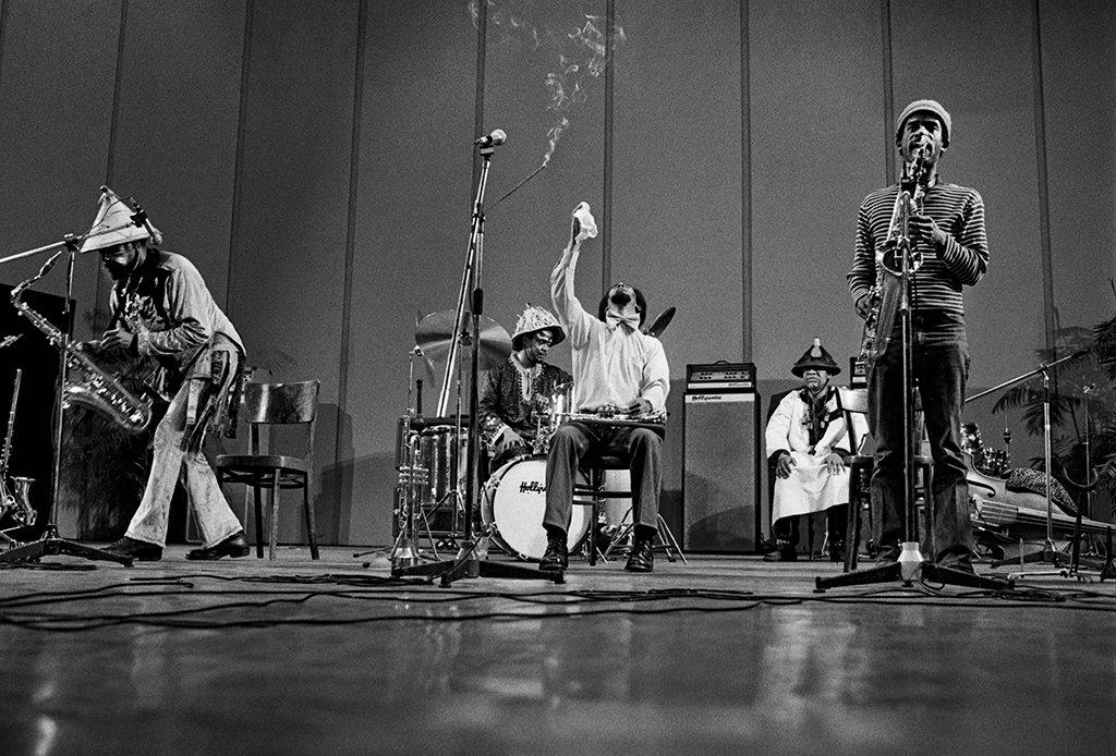 L'Art Ensemble of Chicago al Bergamo Jazz Festival 1974 (© Roberto Masotti, foto dal sito di <a href="https://www.seipersei.com/">Seipersei</a>))