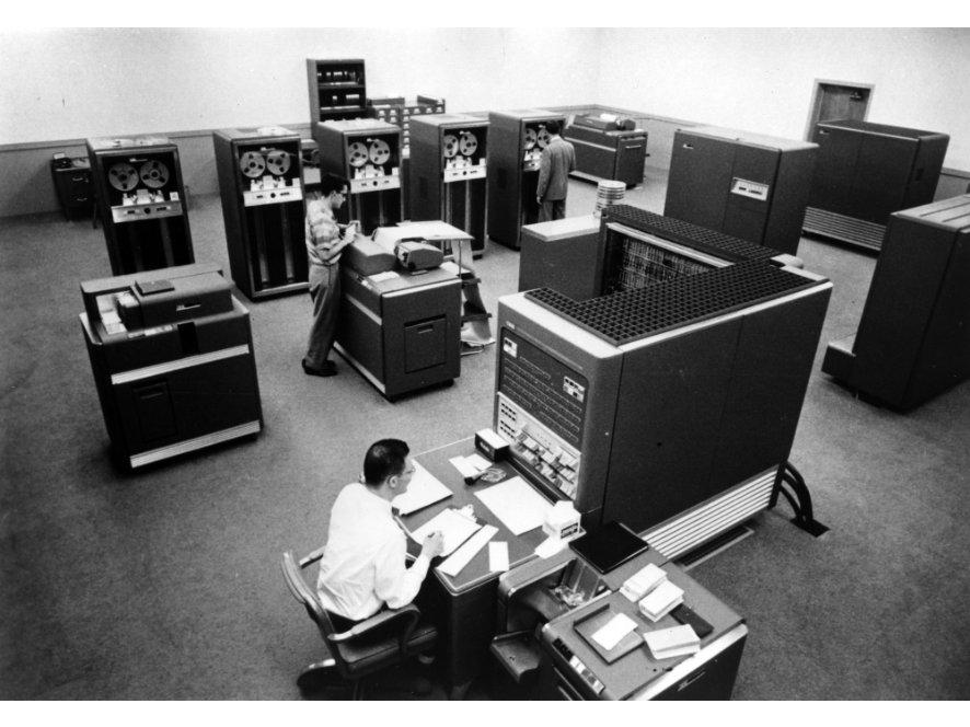 L’IBM 704, utilizzato per "Music I", il primo software dei "Music N", realizzato ai laboratori Bell nel 1957.