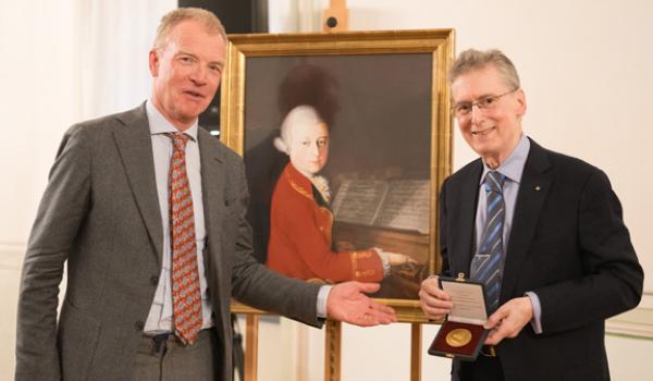 Il presidente della fondazione Johannes Honsig-Erlenburg consegna il premio a Robert Levin Salzburg Mozarteum. Robert Levin - Goldenen Mozart-Medaille
