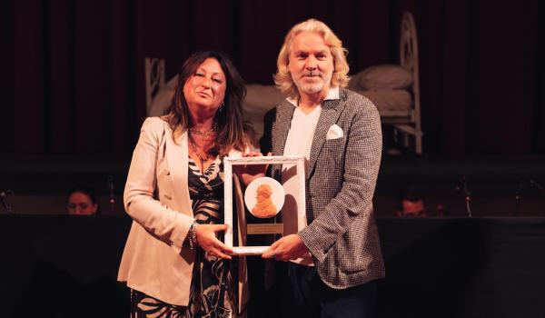 Paola De Simone riceve il Premio GPF dall'assessore alla Cultura di Taranto, Fabiano Marti Premio Giovanni Paisiello Festival 2022