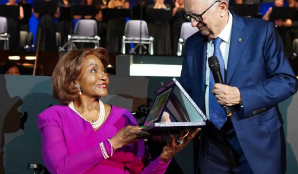 Il Presidente Franco Punzi consegna il premio a Grace Bumbry Premio Rodolfo Celletti 2022 a Grace Bumbry