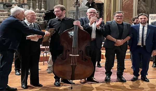 Il vincitore, Juliàn Medina, riceve in premio il contrabbasso realizzato dal liutaio Marco Nolli 8° Concorso Bottesini: vince Juliàn Medina