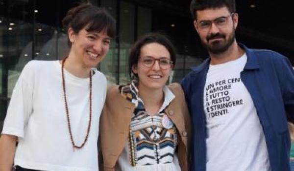In foto il team vincitore: Giulia Rossena, Alice Benazzi e Lorenzo Ponte 13th European Opera-directing Prize