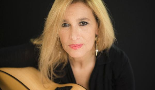 Grazia Di Michele, la cantautrice madrina dell'edizione 2022 del “Premio Bianca d’Aponte - Città di Aversa” (Foto Stefano Cioffi) 18° Premio Bianca d’Aponte – Città di Aversa