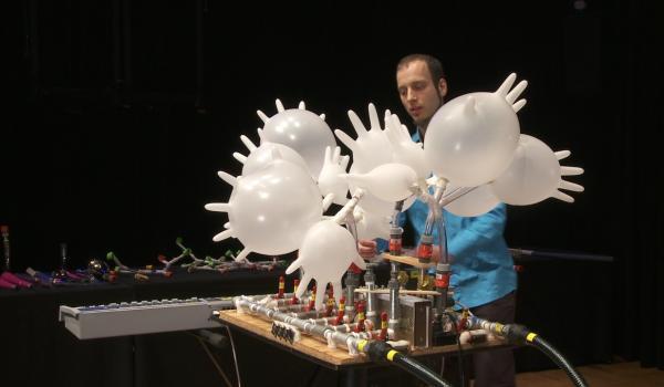 Il compositore Ondřej Adámek con 'Airmachine', strumento di sua invenzione Nuova Consonanza: Masterclass di Composizione del M° Ondřej Adámek