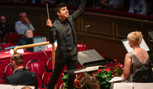 il direttore d'orchestra peruviano Dayner Tafur Diaz vince il Primo Premio Opéra Royal de Wallonie - Concours international de chefs d’orchestre d’opéra