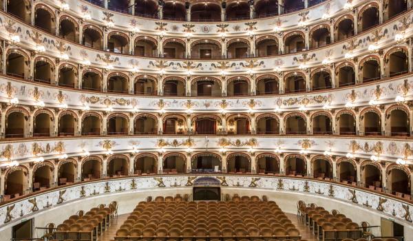 In foto il Teatro Abbado di Ferrara - foto di Marco Caselli Nirmal per il Teatro Comunale di Ferrara Teatro Abbado di Ferrara