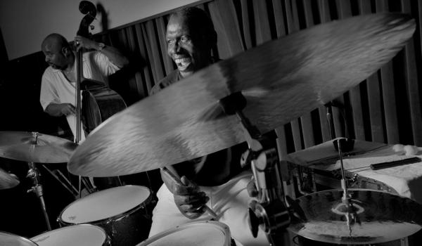 Elvin Jones (foto Jimmy Katz) Elvin Jones (foto Jimmy Katz)