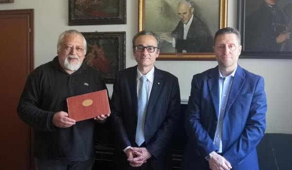 Massimo Felici (direttore Conservatorio "Botio"), Gino Gandolfi (donatore, famiglia Gandolfi), Marco Ferretti (presidente Conservatorio "Boito") Massimo Felici (direttore Conservatorio "Botio"), Gino Gandolfi (donatore, famiglia Gandolfi), Marco Ferretti (presidente Conservatorio "Boito")
