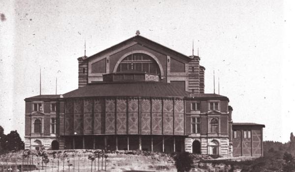 Il Festspielhaus di Bayreuth nel 1882 (RWA Nationalarchiv Bayreuth) Il Festspielhaus di Bayreuth nel 1882 (RWA Nationalarchiv Bayreuth)