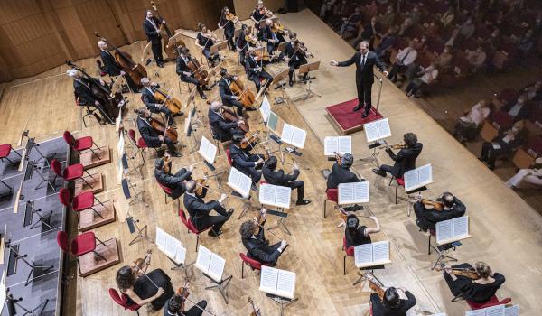 Orchestra Mozart e Daniele Gatti (foto Marco Caselli Nirmal) Orchestra Mozart e Daniele Gatti (foto Marco Caselli Nirmal)