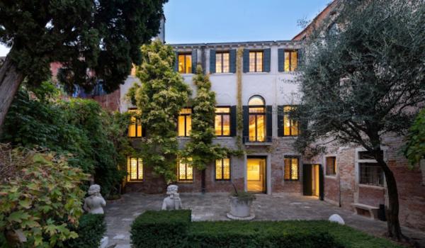 Palazzetto Bru Zane, facciata all'imbrunire (foto Matteo De Fina)