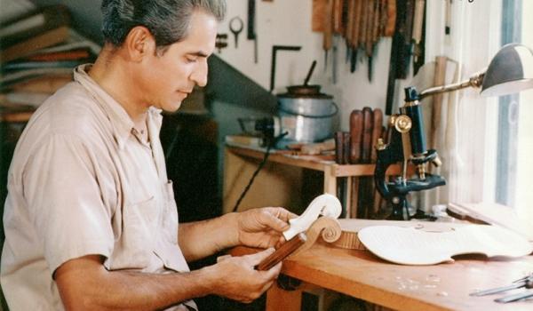 Simone Fernando Sacconi al banco da lavoro del proprio laboratorio privato (Point Lookout, Long Island, NY, 1948)