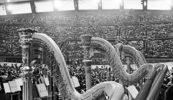 Palazzo dello Sport, Milano, concerto dell'orchestra della Scala diretto da Claudio Abbado 1978 (Foto Lelli e Masotti) 